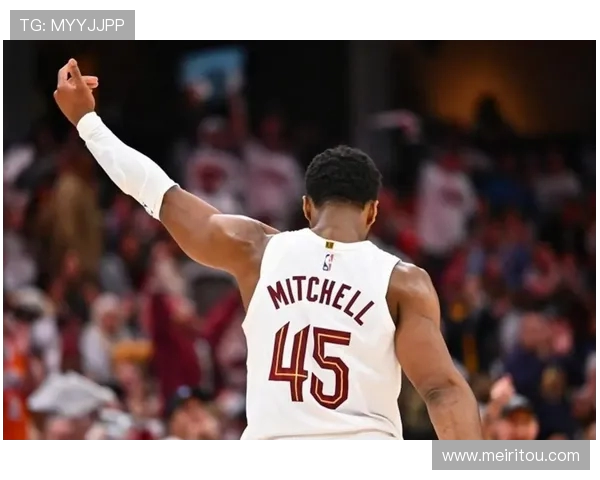 哈登助攻米切尔空接暴扣赛后两人分享精彩瞬间定格回忆